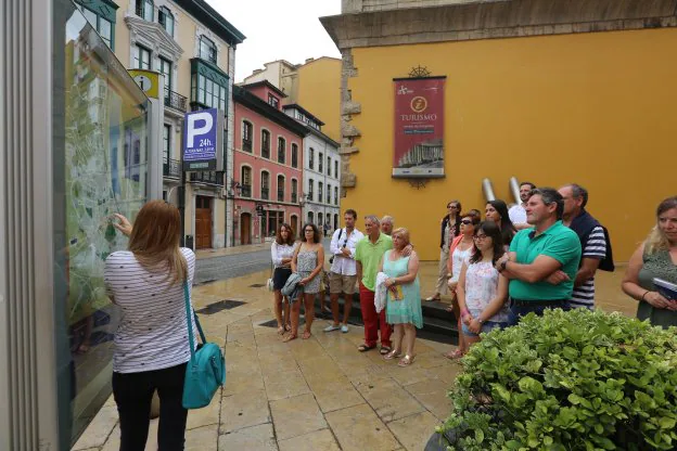 Un grupo de visitantes escucha las explicaciones de la guía turística que les llevó a conocer el casco histórico de la ciudad. 