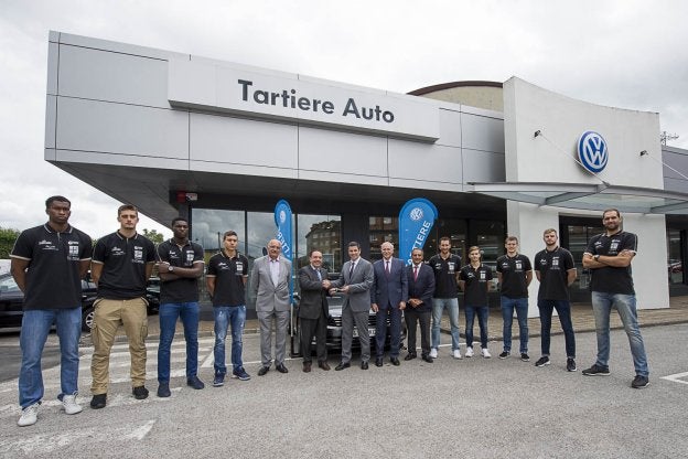 La plantilla del OCB, en su visita a Tartiere Auto. 