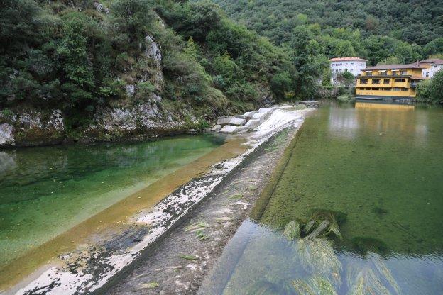 Niserias, el lugar donde se produjo el accidente de camión que vertió 30.000 litros de combustible al río Cares. 