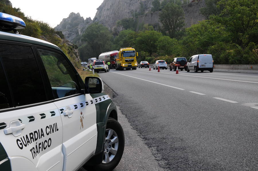 Las víctimas son de origen francés. El suceso ha ocurrido en la N-1 al colisionar su coche con un camión