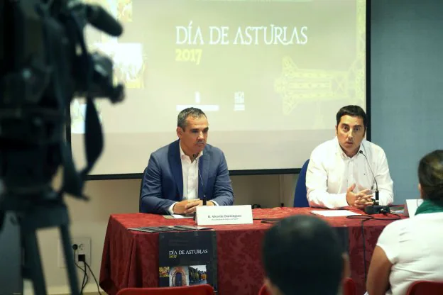 Vicente Domínguez, viceconsejero de Cultura y Gerardo Sanz, alcalde de Llanera, durante la presentación del Día de Asturias. 