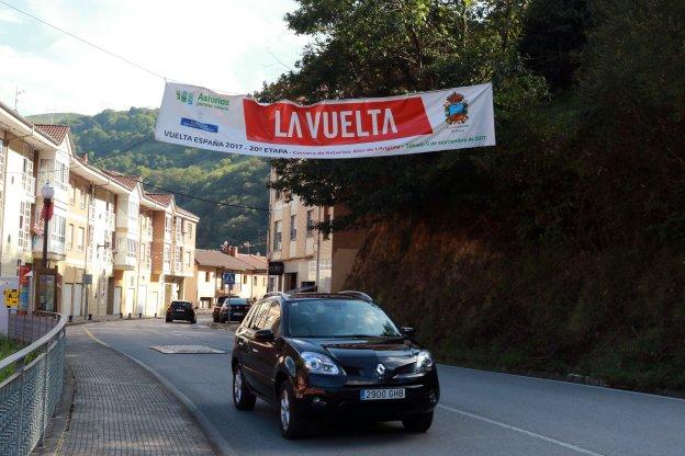 La localidad riosana da la bienvenida a la Vuelta Ciclista a España con un cartel. 
