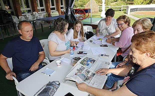 Los vecinos de Poreñu leen EL COMERCIO mientras celebran la conexión inalámbrica a internet.