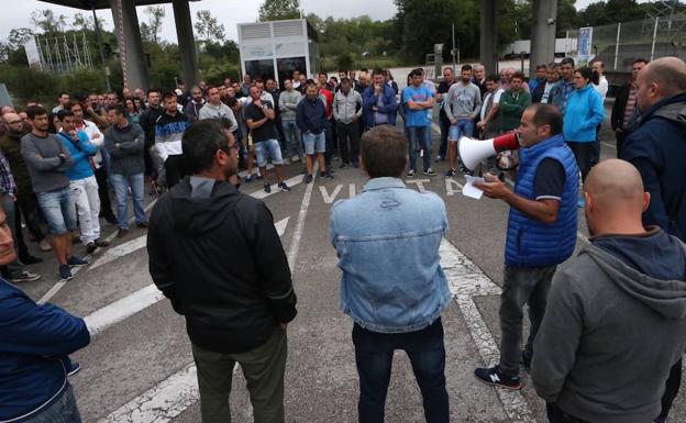 Trabajadores de Central Lechera a primer ahora manifestándose