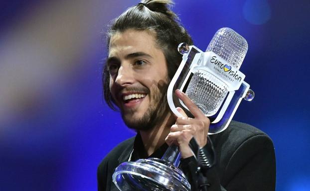 Salvador Sobral, con el trofeo del último festival de Eurovisión.