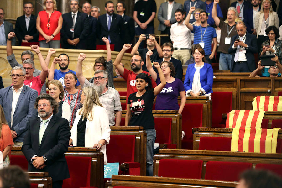 El Parlamento de Cataluña aprobó este miércoles una ley para convocar para el 1 de octubre un referéndum de secesión de España, que el Gobierno central considera inconstitucional y que buscará impedir con todo su arsenal jurídico.