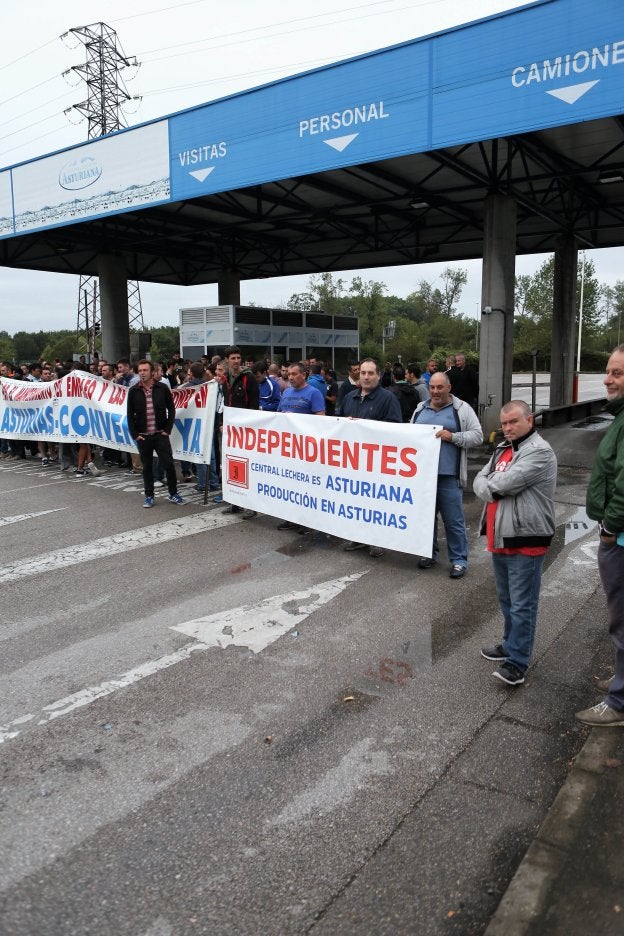 Trabajadores movilizados ayer a la entrada de la factoría. 