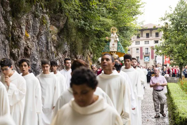 Un momento de la procesión con la Santina por el Real Sitio de Covadonga. 