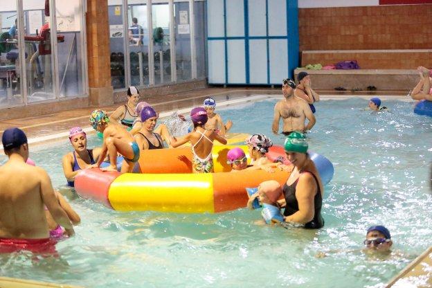 Los asistentes a la jornada de puertas abiertas compartieron actividades en la piscina. 