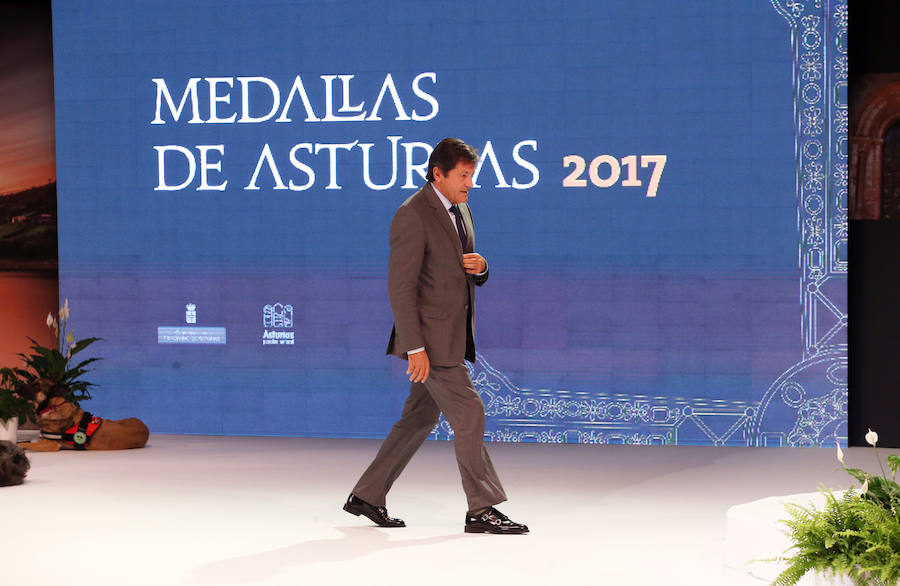 El Principado entrega las Medallas de Asturias a la Unidad Canina de Rescate del Principado, la de la red de profesionales y centros de Atención Primaria, a Mario García y al empresario y coleccionista de arte, el asturmexicano Plácido Arango.
