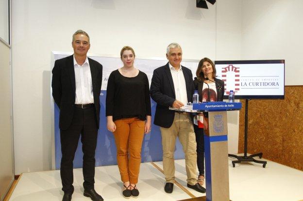 De izquierda a derecha, Juan Pablo Villa, Nora Walsh, José Luis Vega, jefe de Promoción Empresarial, y Raquel Acon, ayer en la presentación de la programación de La Curtidora en septiembre. 