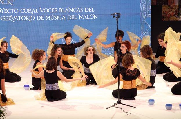 Integrantes del proyecto coral Voces Blancas del Conservatorio de Música del Nalón, que abrió y cerró el acto de entrega de las Medallas de Asturias en el auditorio Príncipe Felipe de Oviedo. 