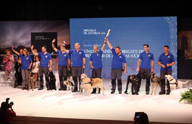 Voluntarios de la Unidad Canina de Rescate, con ocho de sus perros. 