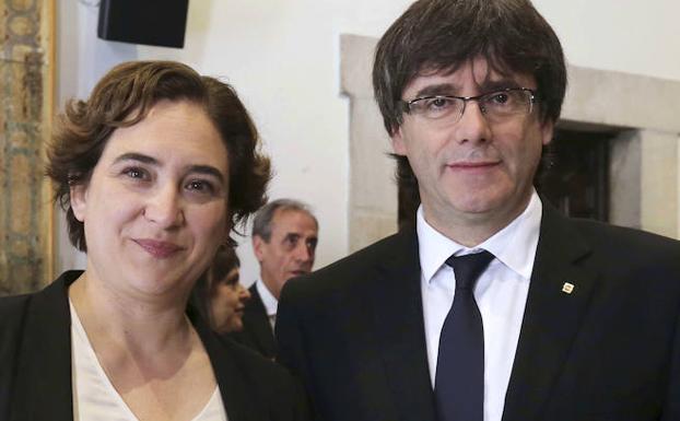 Colau (i) posa con Puigdemont. 