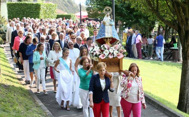 La Santina encabeza la procesión en el Centro Asturiano.