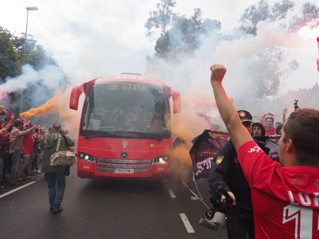 Carga policial al inicio del derbi asturiano, Sporting - Oviedo