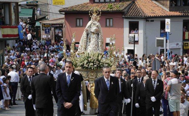 La procesión de la Virgen de la Guía por las calles de Llanes parecía eterna y la llegada de la imagen al puente sobre el río Carrocedo resultó espectacular. 