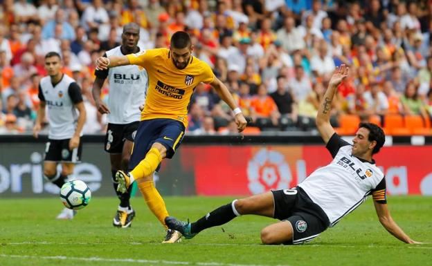 Carrasco dispara ante la oposición de Parejo. 