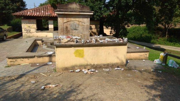 La fuente de Isabel II en Cabueñes, esta semana, llena de desperdicios de los jóvenes que allí se reúnen. 