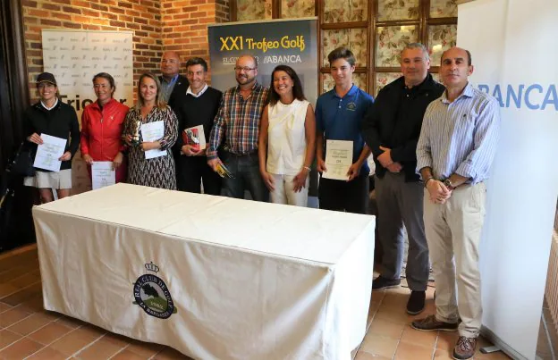 Lucía Álvarez, Eva del Valle, Patricia de Andrés, Fernando Álvarez-Lafuente, Pablo de Juan, Pablo Peláez, Lucía Rojo, Pelayo Sol, José María Jardón y César Sánchez posaron en la tradicional foto de familia tras la clausura de la prueba del Trofeo EL COMERCIO-ABANCA. 