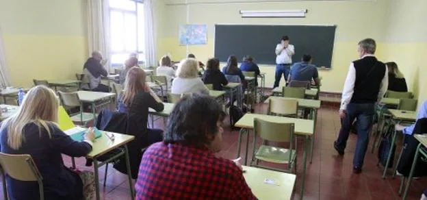 Una de las pruebas de las oposiciones para profesores de Secundaria celebradas el pasado año en Asturias. 