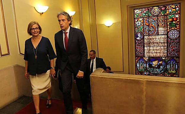 La alcaldesa de Avilés y el ministro de Fomento, esta mañana.