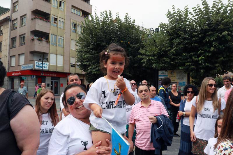 Pola de Lena recibe a su campeona de hockey