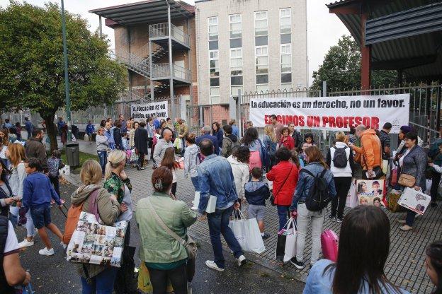 Miembros del AMPA y representantes de Izquierda Unida, Xixón Sí Puede, Suatea y el Movimiento Social por la Escuela Pública concentrados ayer ante el colegio Evaristo Valle, en Gijón. 