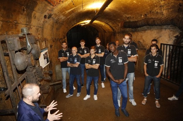 Los jugadores reciben indicaciones del guía en el Ecomuseo. 