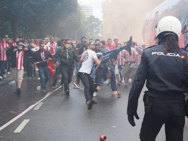 Enfrentamiento entre los ultras y la Policía, a la llegada del autobús del Sporting. 