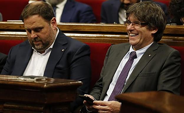 El presidente de la Generalitat, Carles Puigdemont, junto al vicepresidente, Oriol Junqueras.