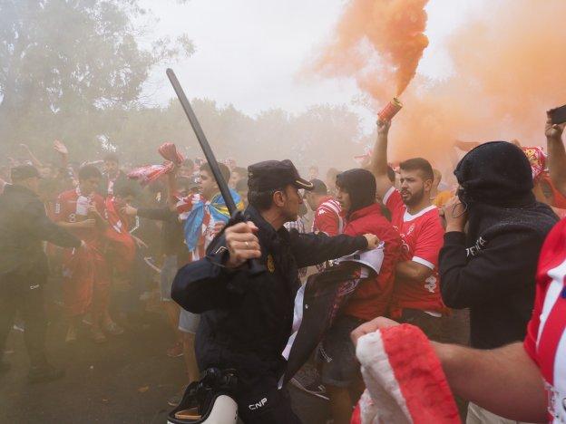 Enfrentamiento entre los ultras y los policías, en los aledaños de El Molinón, antes del derbi. 