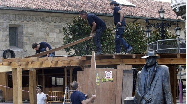 Miembros de las asociaciones se afanaban ayer con taladro y broca para dar forma a las barras y casetas. 