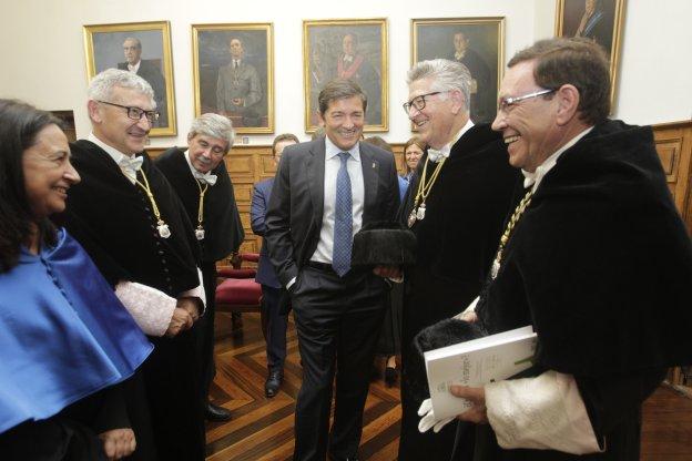 La catedrática Amelia Bilbao, Santiago García Granda, Javier Fernández y los exrectores Juan Sebastián López-Arranz y Juan Vázquez. 