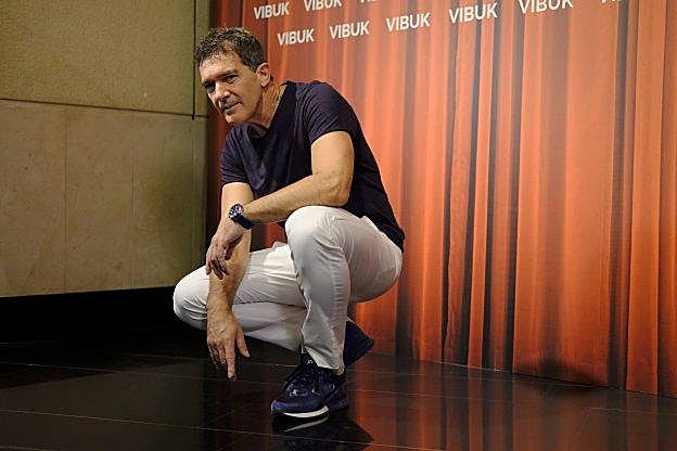 Antonio Banderas, ayer, en Madrid, en la presentación de la aplicación Vibuk, de la que es socio. 