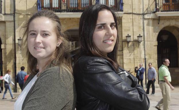 María Suárez y Lucía Álvarez, frente al Ayuntamiento de Oviedo. 