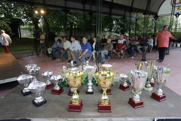 Los trofeos por los que competirán 72 pescadores. :: NEL ACEBAL