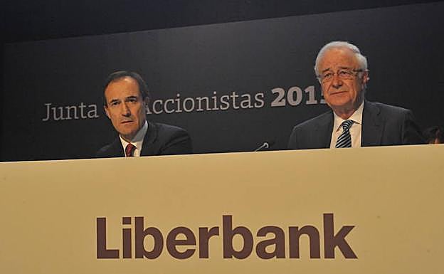 El consejero delegado, Manuel Menéndez, y el presidente, Pedro Rivero, en la junta general de accionistas de Liberbank.