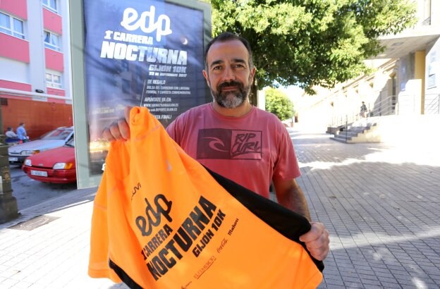 Guillermo Villanueva, con la camiseta de la prueba. 