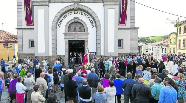 La Virgen del Rosario sale de la iglesia, arropada por decenas de fieles. 