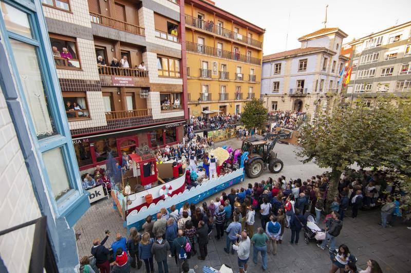 Desfile de color, música y fiesta para despedir las fiestas de Candás