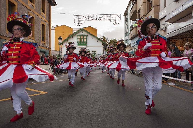 Desfile de color, música y fiesta para despedir las fiestas de Candás