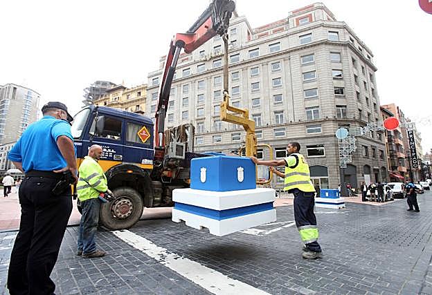 Las barreras de seguridad se instalaron en el centro de Oviedo con la ayuda de grúas. 