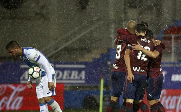 Los jugadores del Eibar celebran el gol de Gálvez.