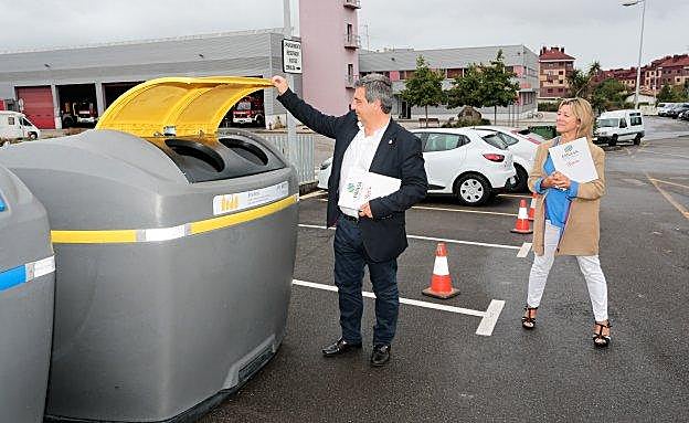 Esteban Aparicio abre uno de los nuevos contenedores. 