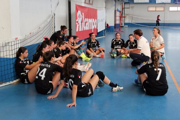 El técnico Juan Arribas charla con sus jugadoras en el descanso del pasado sábado en Vigo. 