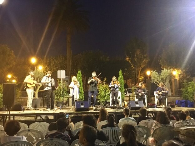 Albastur Cultural Exchange actuó el pasado 28 de agosto en la plaza del Ayuntamiento de La Caridad. 