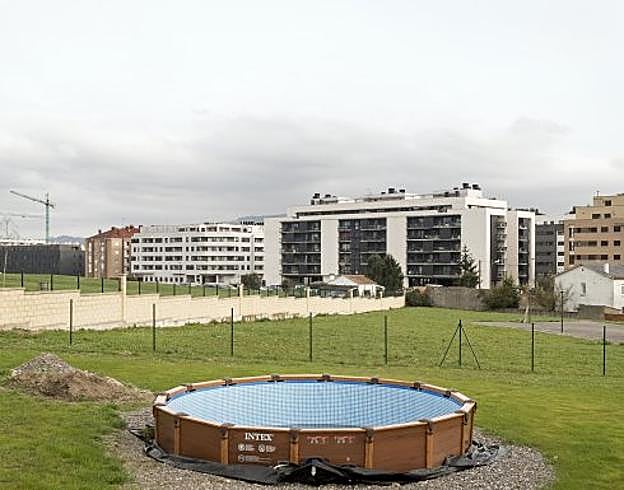 Varias de las fotografías que Pablo Basagoiti expondrá a partir del lunes en el Centro Municipal de El Llano, con imágenes tomadas en diversos lugares de Gijón, entre otros, los barrios de Ceares, Pumarín o Roces.