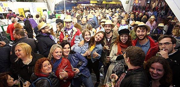 El Pinón Folixa de bote en bote. Bajo su carpa se buscó refugio y se destiló buen ambiente.