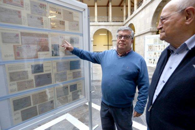 Ángel Iglesias, ante las colecciones expuestas en el patio del Antiguo Instituto. 